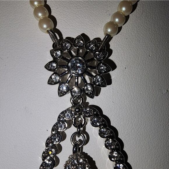 Vtg Pearl and Rhinestone Bridal Necklace Faux Pearls Pearl Pendant 14"+2" - Picture 5 of 9
